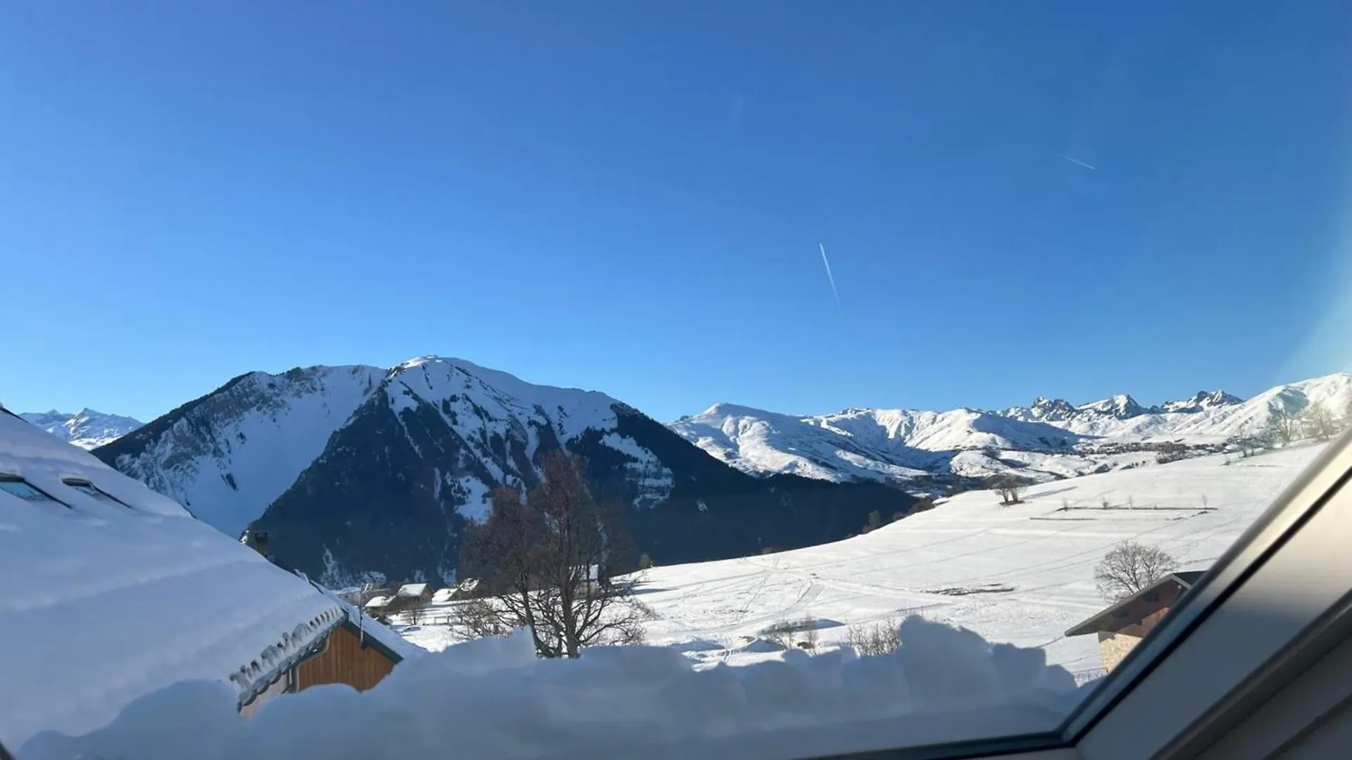 Bright Duplex in Albiez-Montrond - 2 Bedrooms Close to the Slopes