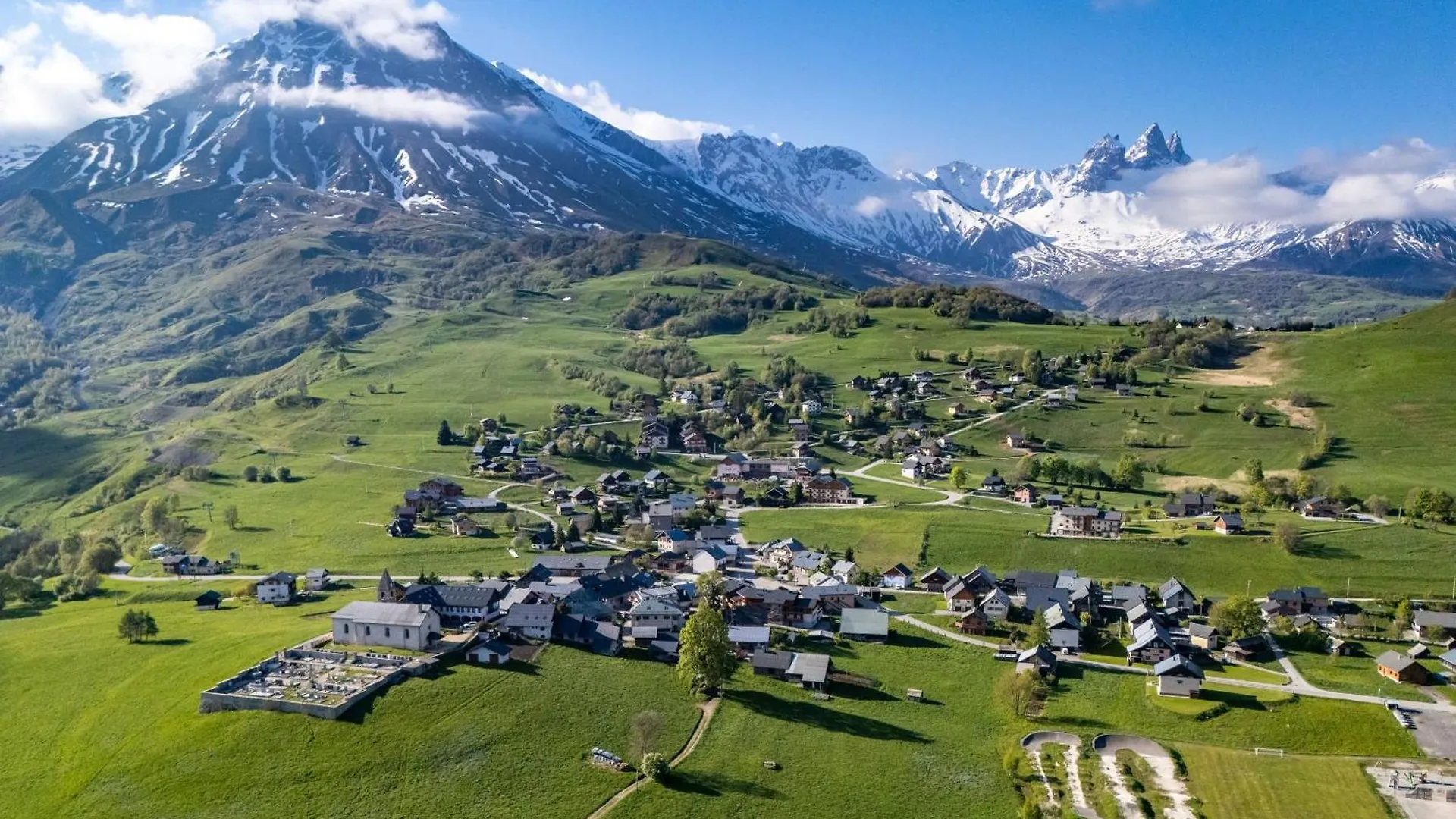 Bright Duplex in Albiez-Montrond - 2 Bedrooms Close to the Slopes 0*,